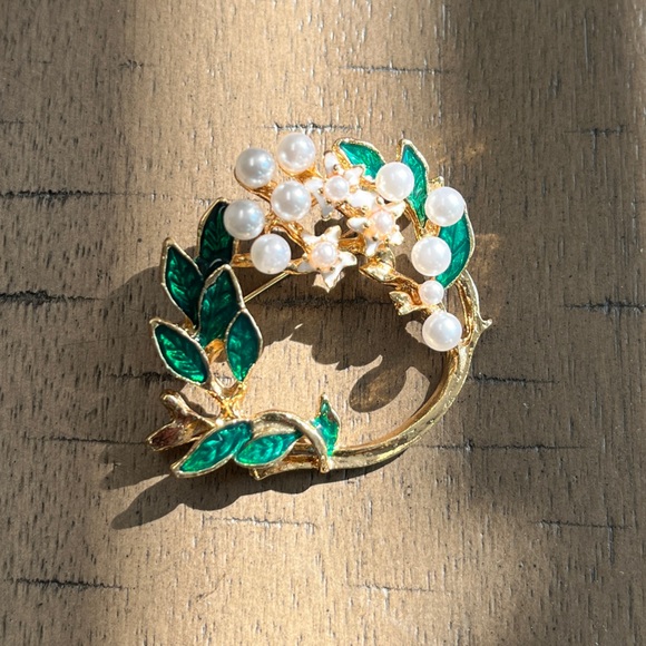 Brooch, wreath, NIP, green,gold& white, circular, 1.5” diam. all year usage - Picture 7 of 9